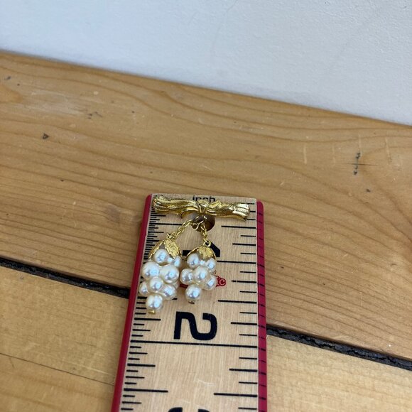 Grape Bunch Gold-tone Brooch Pin Faux Pearl Dangle Charms - Picture 5 of 7